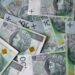 Polacy coraz rzadziej jeżdżą za granicę dla pieniędzy