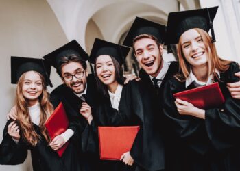 Młodzi coraz rzadziej chcą iść na studia, wolą pracować