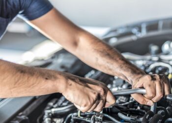 Będzie trudniej naprawić auto. Przez brak mechaników