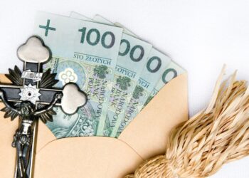 Tyle Polacy dają w kopertę księdzu po kolędzie